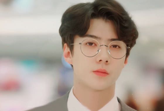 同樣是戴眼鏡，扛住了肖戰，躲過了易烊千璽，卻栽在他身上